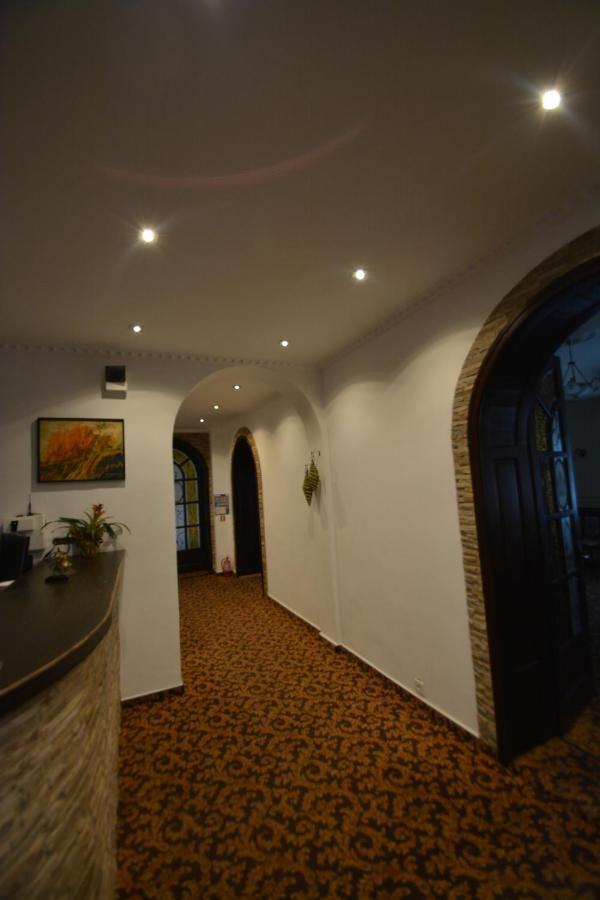 Gala - Guesthouse Орадя Екстер'єр фото
