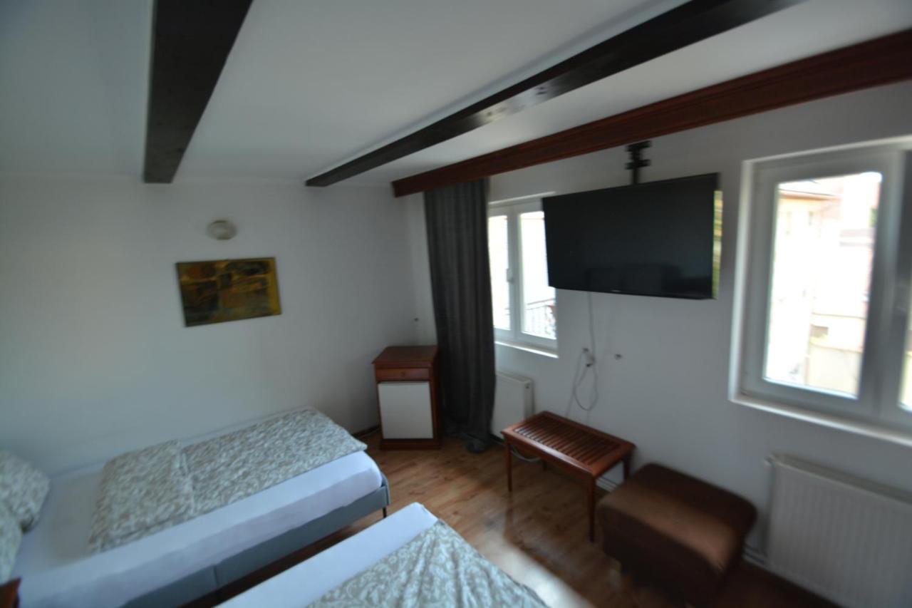 Gala - Guesthouse Орадя Екстер'єр фото