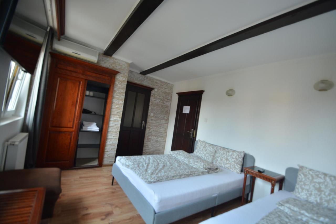 Gala - Guesthouse Орадя Екстер'єр фото