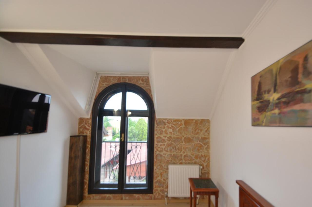 Gala - Guesthouse Орадя Екстер'єр фото