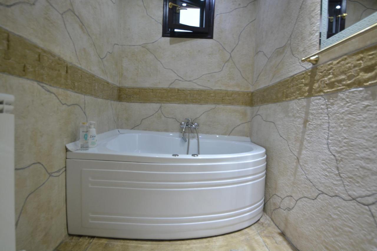 Gala - Guesthouse Орадя Екстер'єр фото